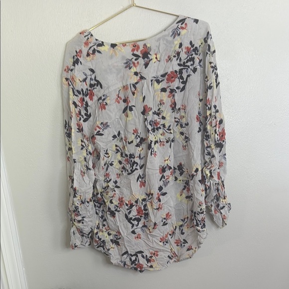 Floral V-Neck Blouse - Gray and Pink - Picture 4 of 4